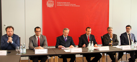 Nella foto da sinistra a destra: Gert Lanz, Presidente di Garfidi; Alfred Aberer, Segretario generale della Camera di commercio; Michl Ebner, Presidente della Camera di commercio; Luca Filippi, Vicesegretario generale della Camera di commercio; Vittorio Repetto, Presidente di Confidi e Manfred Pechlaner, Responsabile per l’Alto Adige di CredtiAgri Italia.